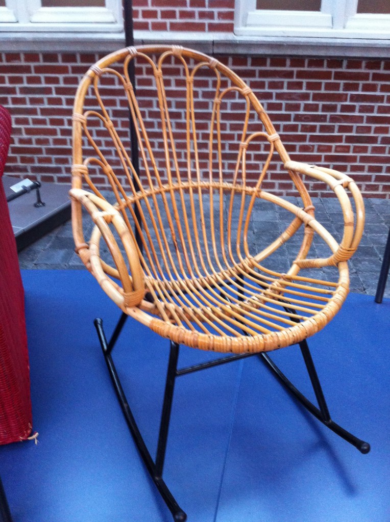 Rotan schommelstoeltje, ontwerper onbekend. Ca. 1960.
